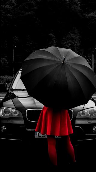 赤いスカートと黒い傘